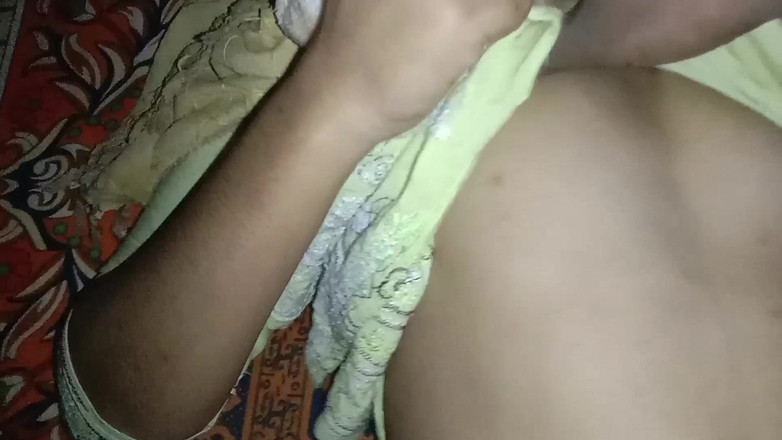Deshi women: 我刚上大学的朋友第一次做爱来到我的旅馆，和印度女郎做爱