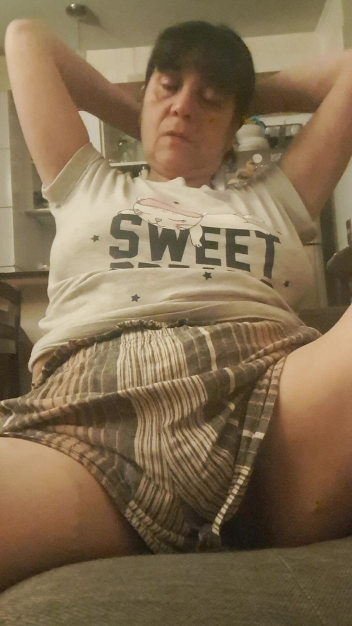 Mommy big hairy pussy: MILF matură în pantaloni scurți, arătând surpriza