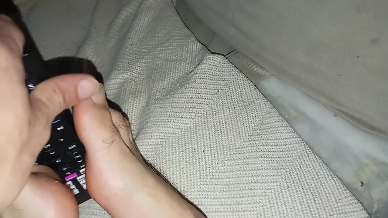 Elvissc: Il cazzo insaziabile di questo ragazzo viene masturbato con i...