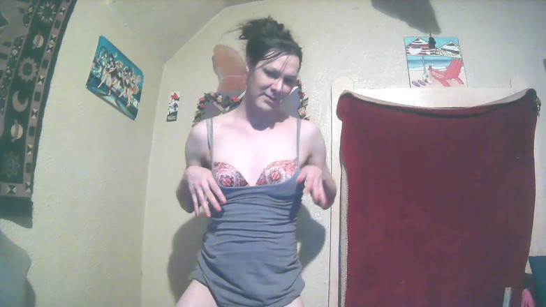 sillymillie4: Głupia Millie przymierza dla ciebie majtki