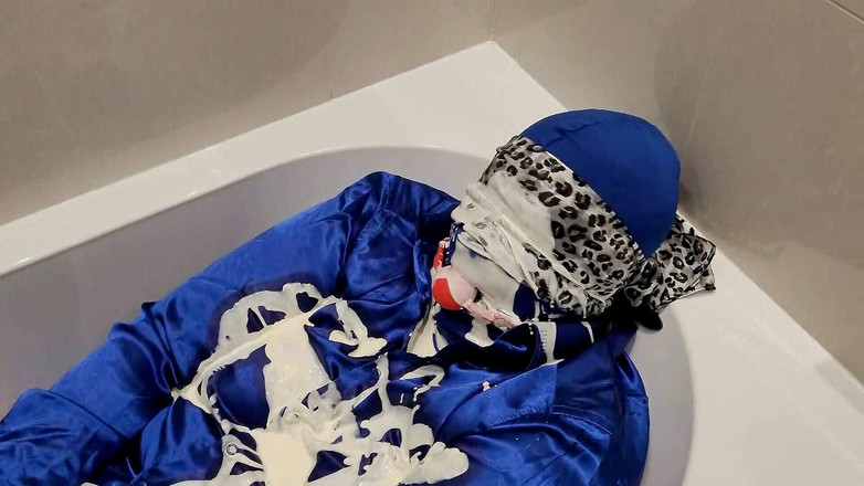 Slutty Ms B: Stropire din satin