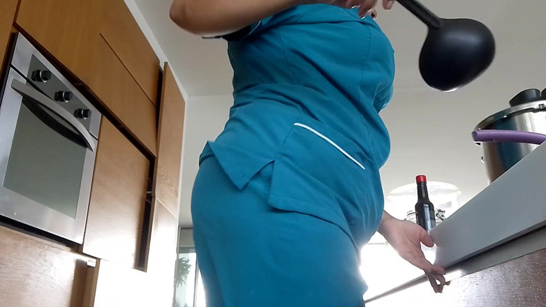 Milfcaliente69: 大きなお尻の従業員が上司のために料理しながらジューシーな膣をマスターベーション