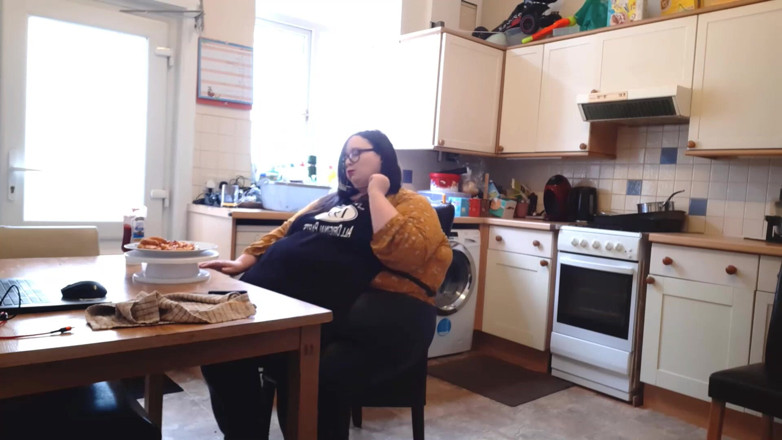 SSBBWLadyBrads: BBW SSBBW eating scene fanfiction pig in an apron