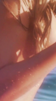 Calda bionda Henessy bikini spogliarello sulla spiaggia