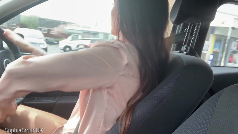 SophiaSmithUK: La ragazza sexy va a guidare