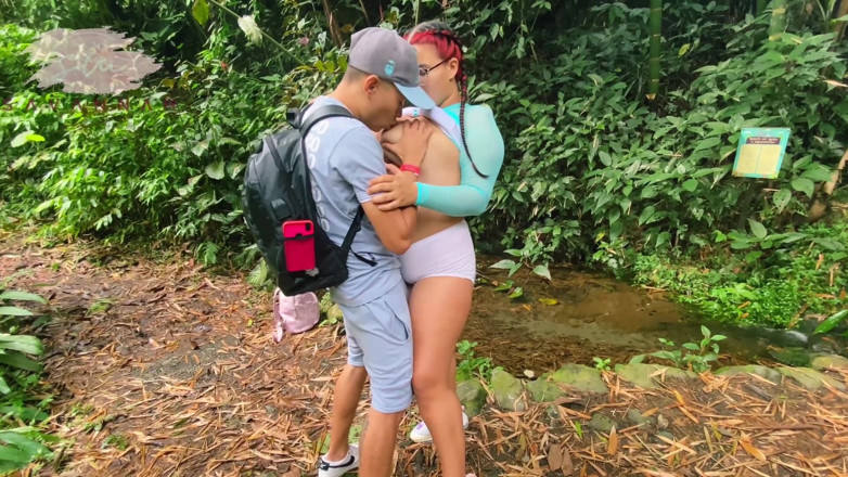 Savannah Watson: jangal men chashma prashikshan ke saath gol-matol ek ajanbi ko...