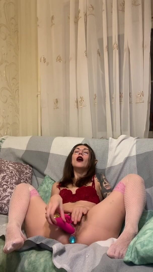 Tina Wink: Divoká kočička v tetování saje robertek a přivede svou kundičku...