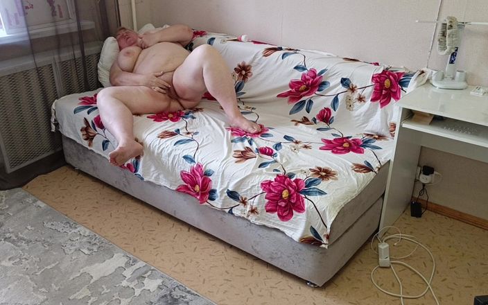 Zona901: La voisine passe son temps à masturber sa grosse chatte poilue...