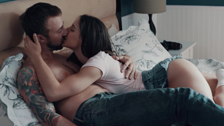 Sweet Sinner: Paparazzi, scène 1 lui fait plaisir