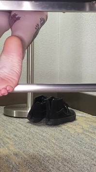 靴の取り外しと足のこすり