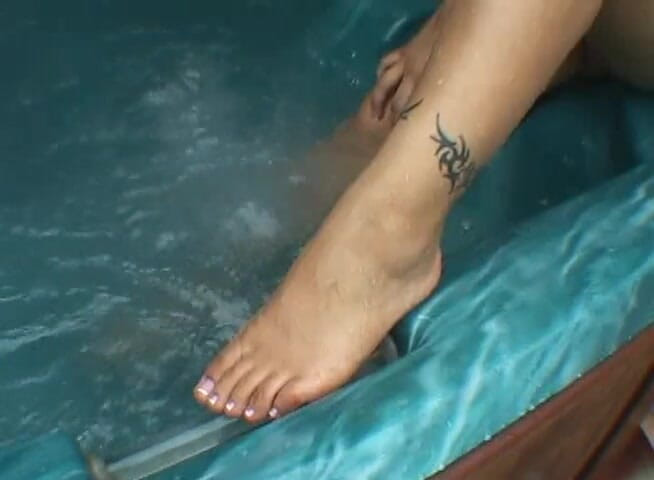 Radical Solo: Geweldige babe masturbeert in de jacuzzi