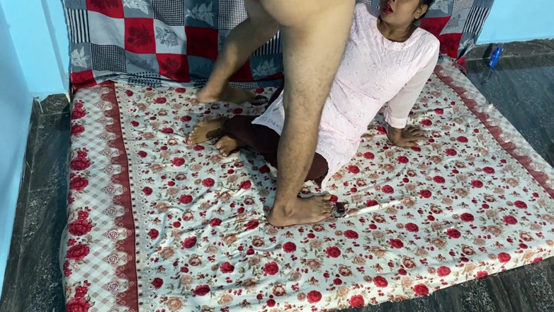 Hindi-Sex: Peituda indiana menina é fodida na cama