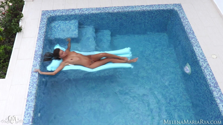 Melena Tara: ฉันเย็ดหีฉันและทําให้ฉันน้ําแตกบนสระน้ํา