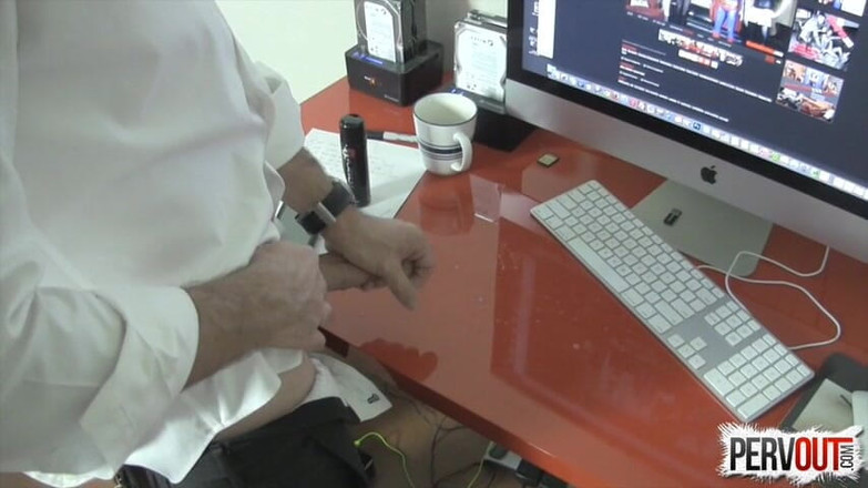 ManUpFilms: Betrapt op aftrekken op het werk