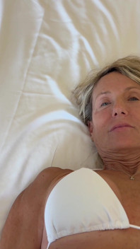GILF pronta para nadar, mas pau duro diz não.