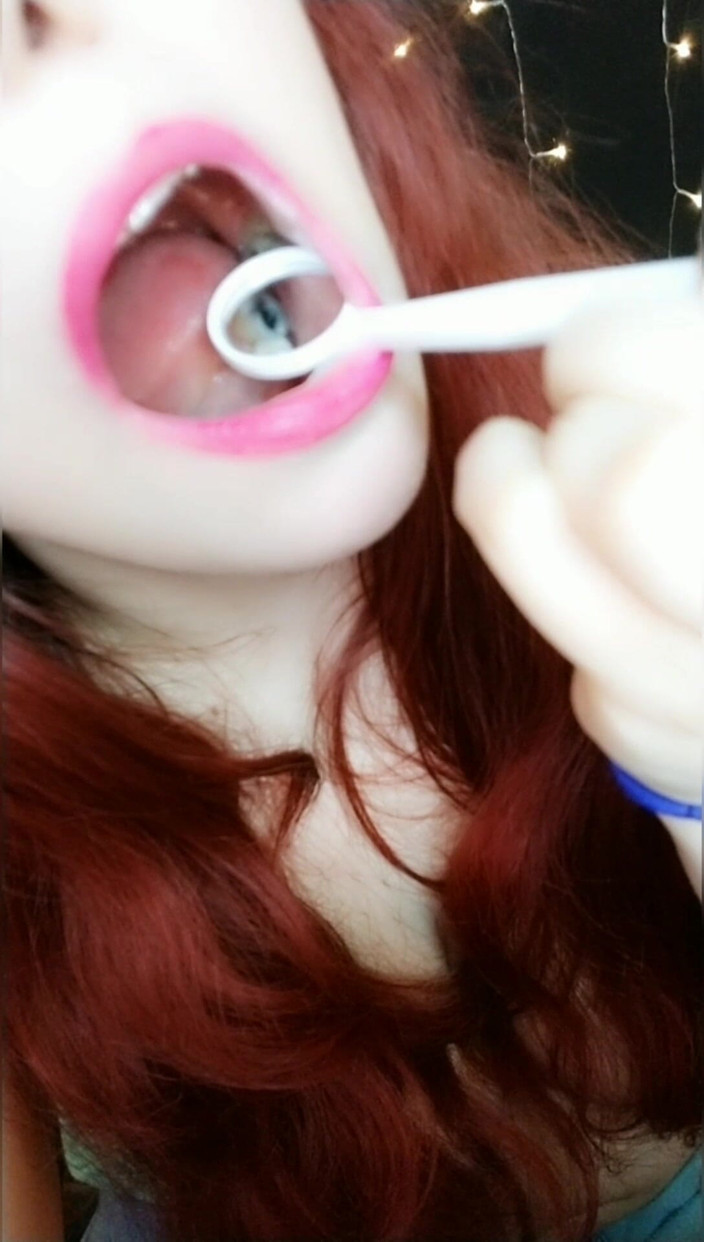 Scarlet Vixen: Inspección de espejo dental