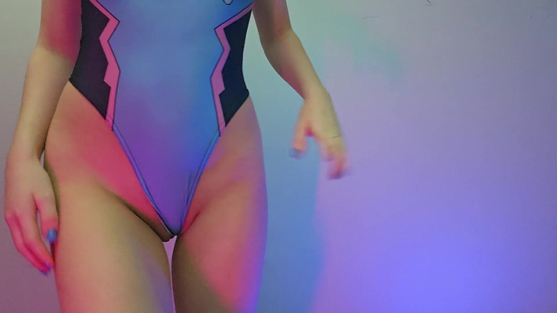 petitesubkitten: Cosplay sculacciata rossa mostra il buco del culo e la...