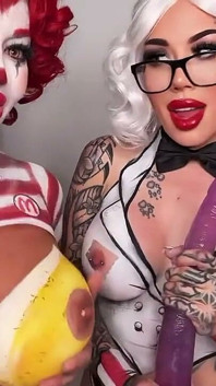 Halloween dildo JOI z przyjaciółmi