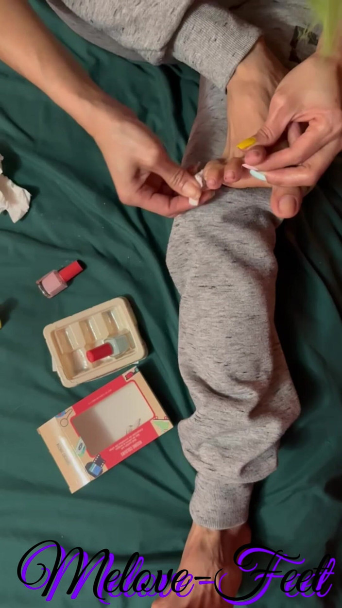 Naelor: Melove limpiando sus dedos de los pies y haciendo sus...