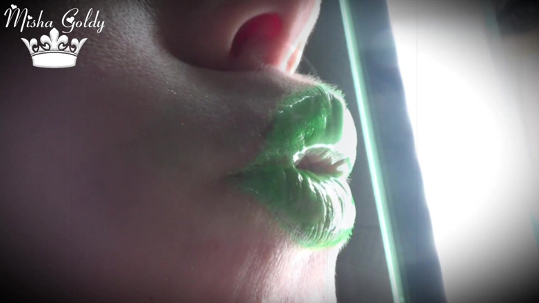 Goddess Misha Goldy: Hipnotizada fosfórica com lábios verdes brilhantes