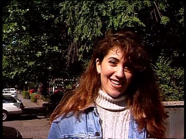 Lucky Cooch: Brunette Duitse schoonheid geeft een interview buitenshuis