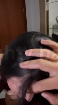 Menelan seluruh batang di bilik tetamu, saya menghisap dan duduk perlahan-lambat