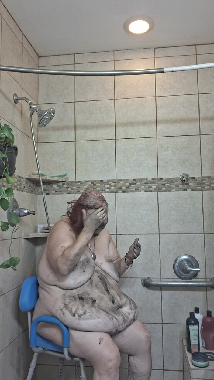 BBW nurse Vicki adventures with friends: Grote Schoonheid Verpleegster Vicki Neemt Een Modderbehandeling in Mijn Douche!