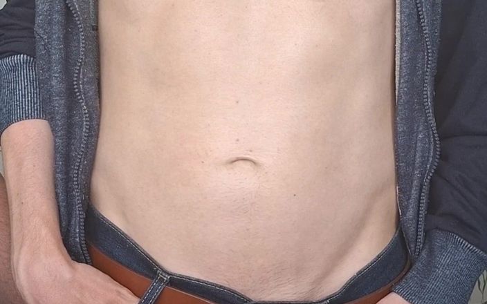 Dexterxxlfun: Sexig mager ung mjölkas från pappas hand