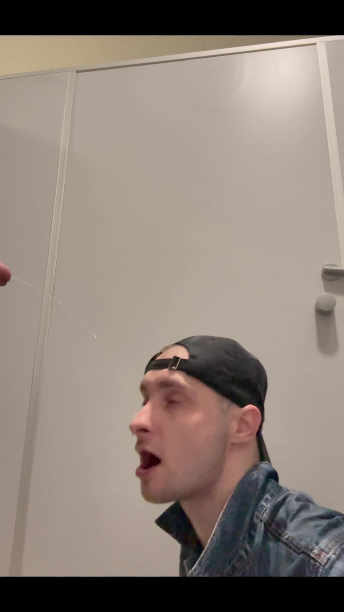 KinkySirius: Skinhead gay Kinkysirius mandi emas di toilet umum