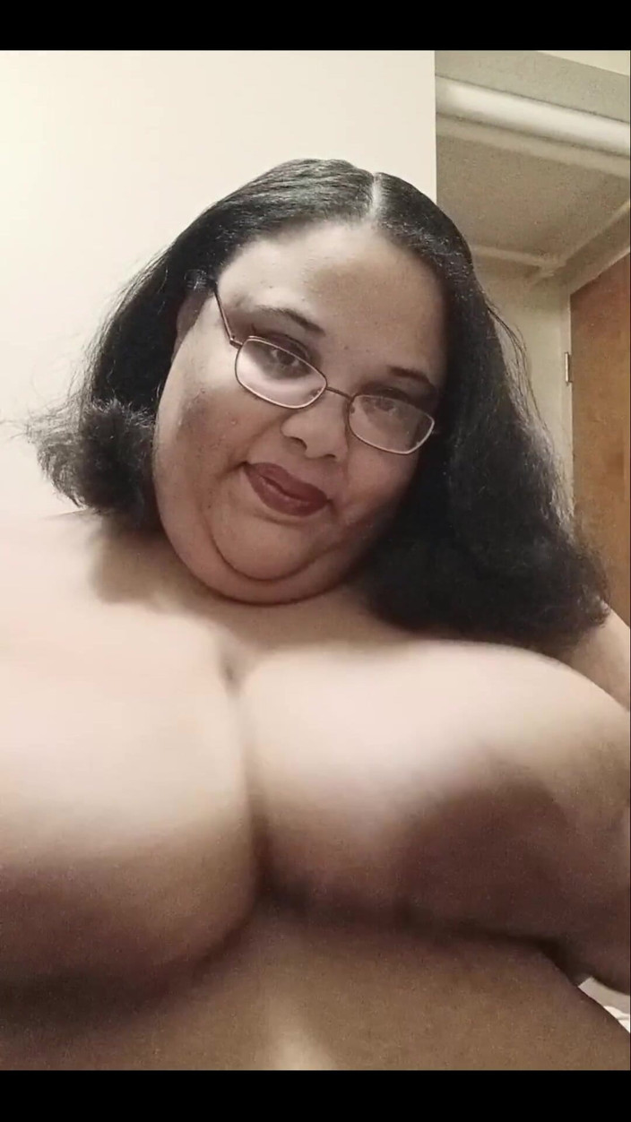 Jessica pigslut: Quer brincar com meus peitos?