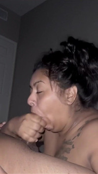 Queen monica fa un pompino salivoso e si fa ricoprire la faccia di sborra