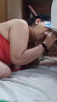 Me cambiaba el vestido y mi cuñado me miraba en secreto. Lo pillé viendo a la reina india de la mamada