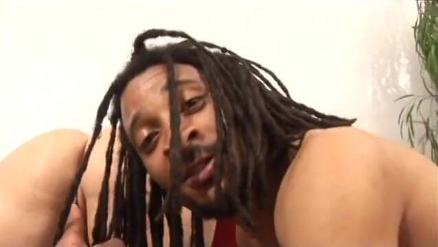First Black Sexperience: Czarny koleś uwielbia pochylać się nad tą grubą białą dziwką...