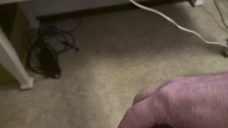 Pellefnatt: Мій друг сидить на стільці і дрочить його член, дивлячись відео