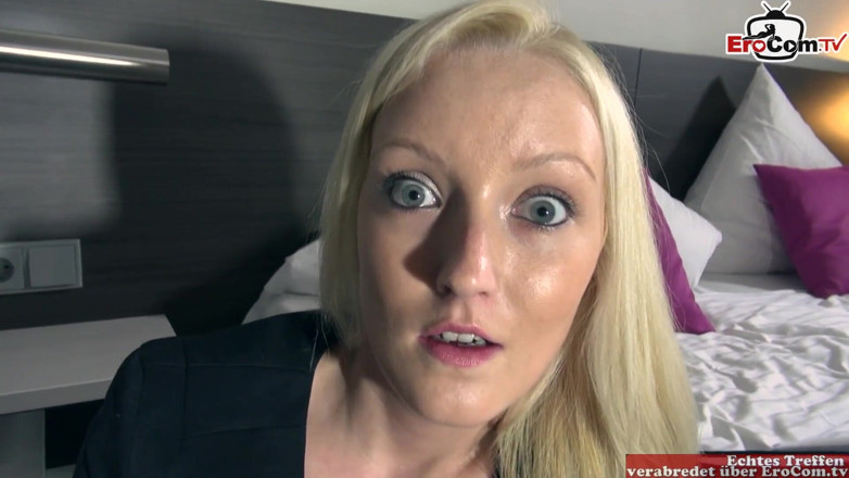 EroCom: Une blonde en collants noirs se fait baiser par tous...