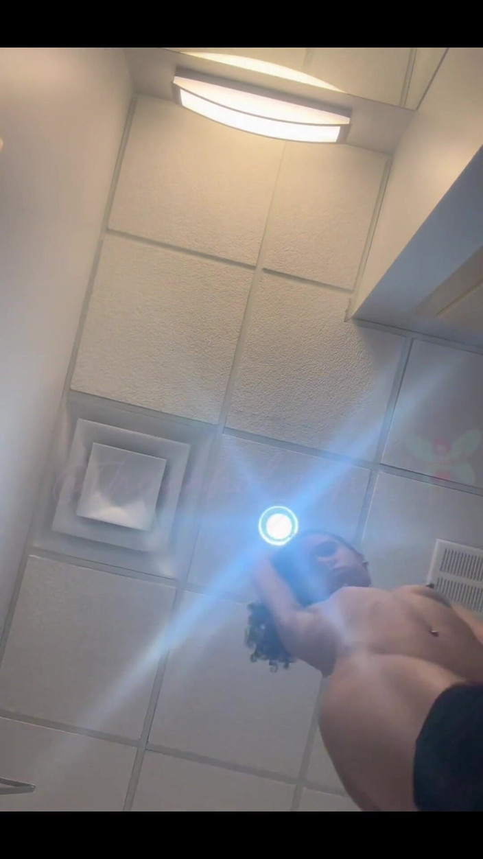 theunholychi: Pisse en public désespérée