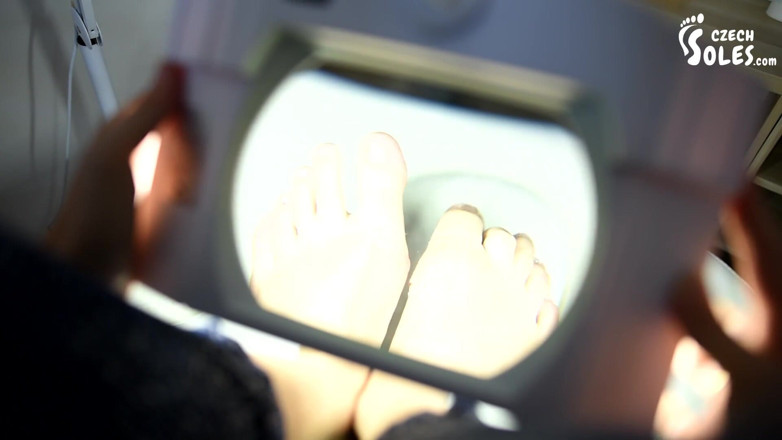 Czech Soles - foot fetish content: 女性の大きな素足と彼女の愚痴な上司を掃除する