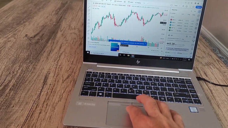 Danielle Renae: पूरी सेवा वाली नौकरानी आपके घर और लंड को साफ करती है