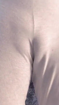 라티노가 회색 스웨트셔츠 안에서 카메라 앞에 배를 보여준다