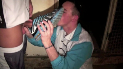 Sneaker gay: スニーカーの匂いを嗅いでチンコをしゃぶる