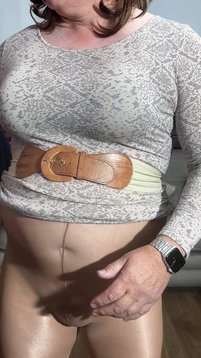 Jennyb71: Maricas Crossdresser em meia-calça bronzeada usando sua varinha mágica