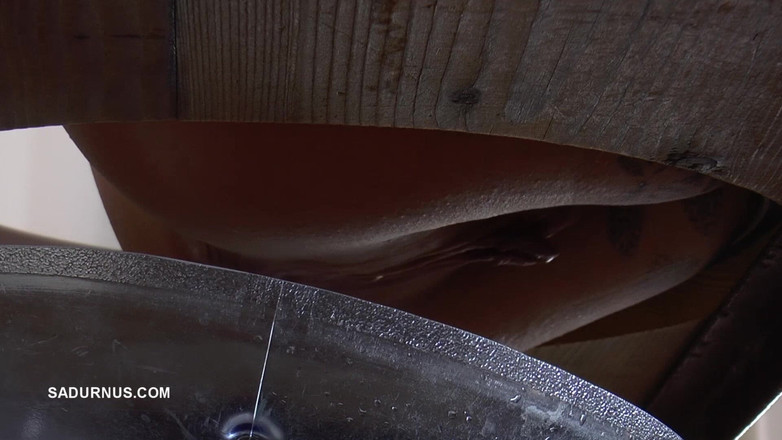 Sadurnus: Mistress Cleo tryska wodą toaletową do ujścia niewolnika leżącego w...