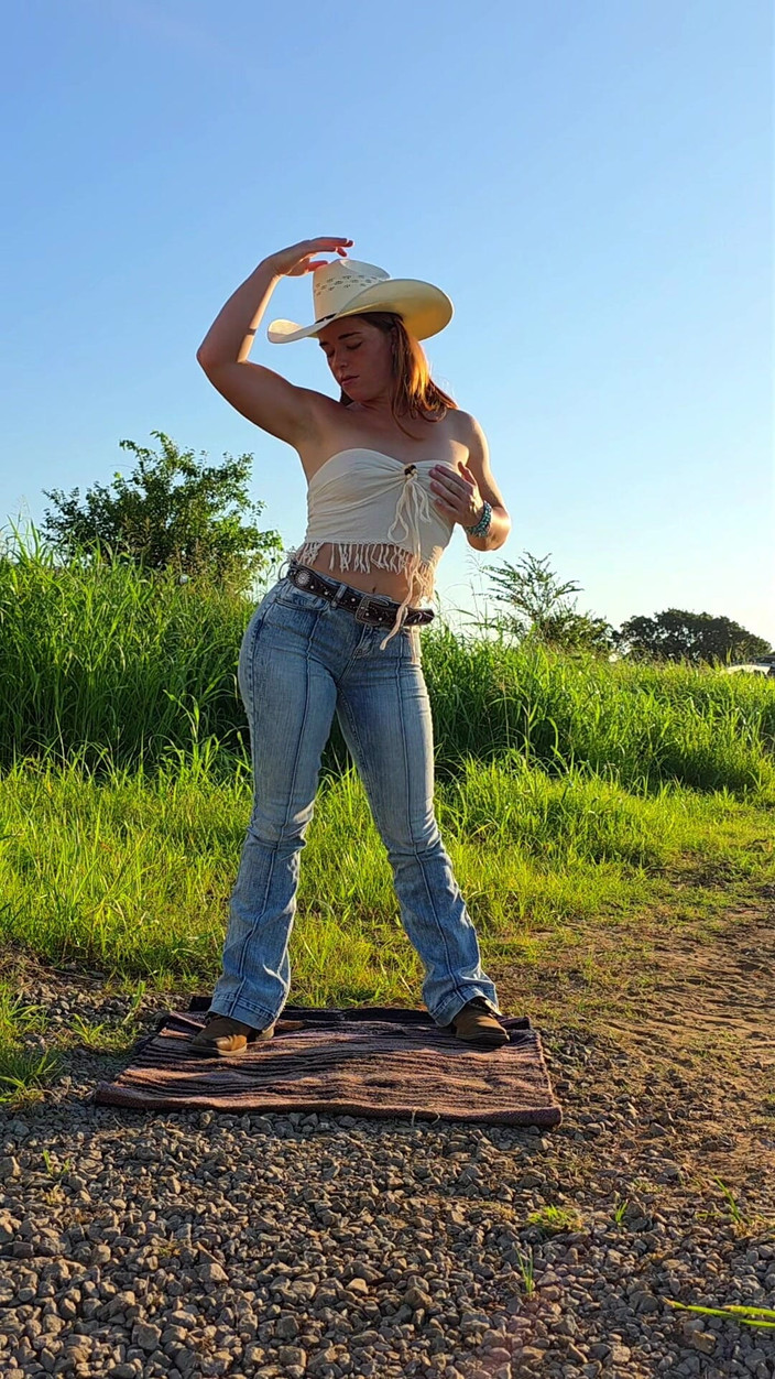NaughtyRedFarmgirl: Руда з великою дупою повільно роздягається від їзди в одязі, дражнить оголеним тілом