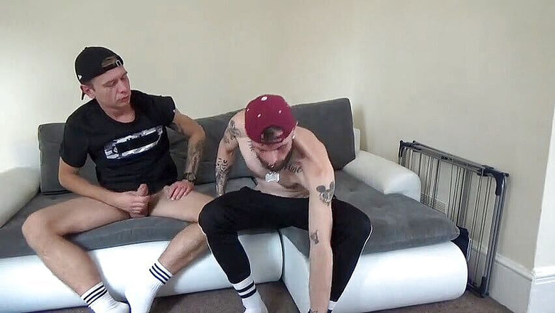 Gaybareback: 网络摄像头奥斯卡伍德被纹身男人无套性交