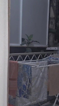 Ama de casa traviesa presumiendo ante los transeúntes mientras su marido trabaja