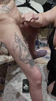 La suocera succhia il cazzo e ottiene un boccone del mio caldo sperma