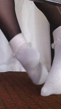 Chaussettes gonflées sur des collants noirs