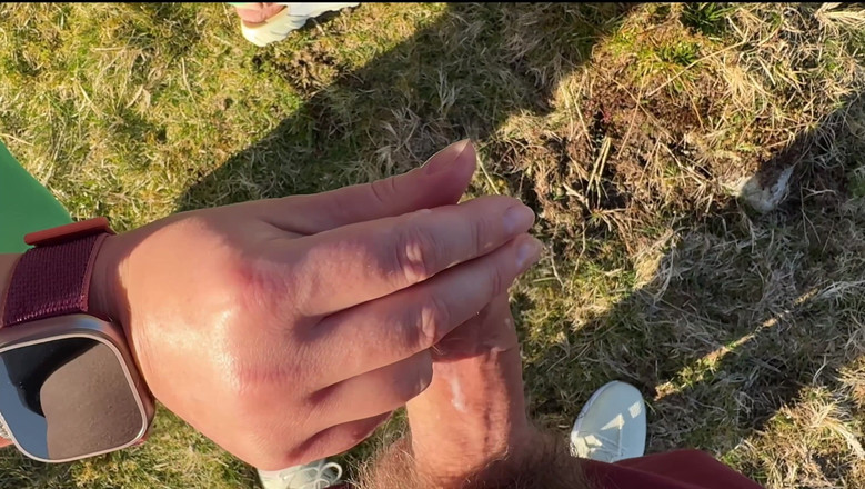 Emma Voyeur: Kepergok membelai di depan umum... Cewek itu bantuin aku selesai