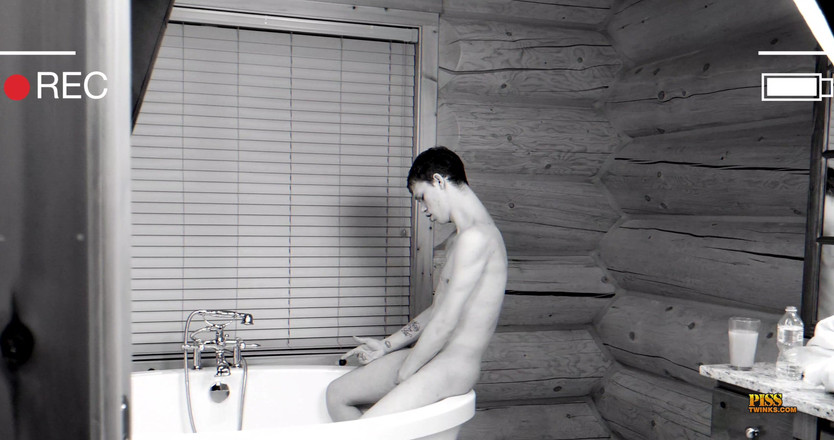 Piss Twinks: Je mouille et je mouille avec un chasseur de pisse