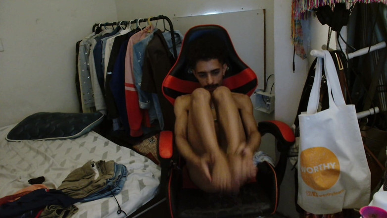 The Vicious Gabe: Femboy Viene Ripreso Mentre Si Mette in Mostra in Webcam